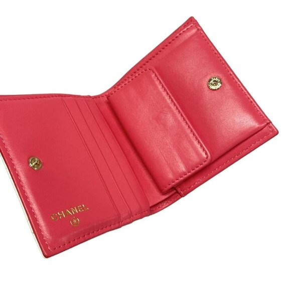 Auth CHANEL Matelasse AP3055 White Grained Calfskin Bifold Wallet Gold hardware - Picture 3 of 11